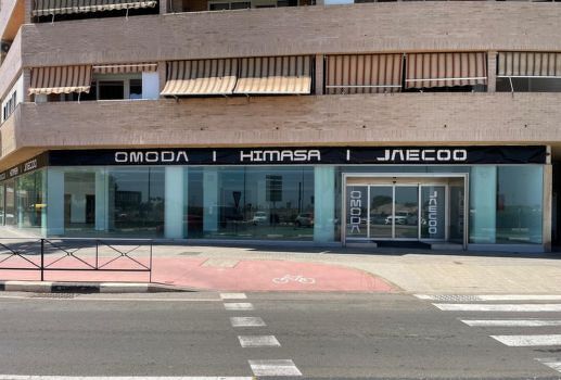 Zona de exposición de vehículos de OMODA Himasa en Valencia.